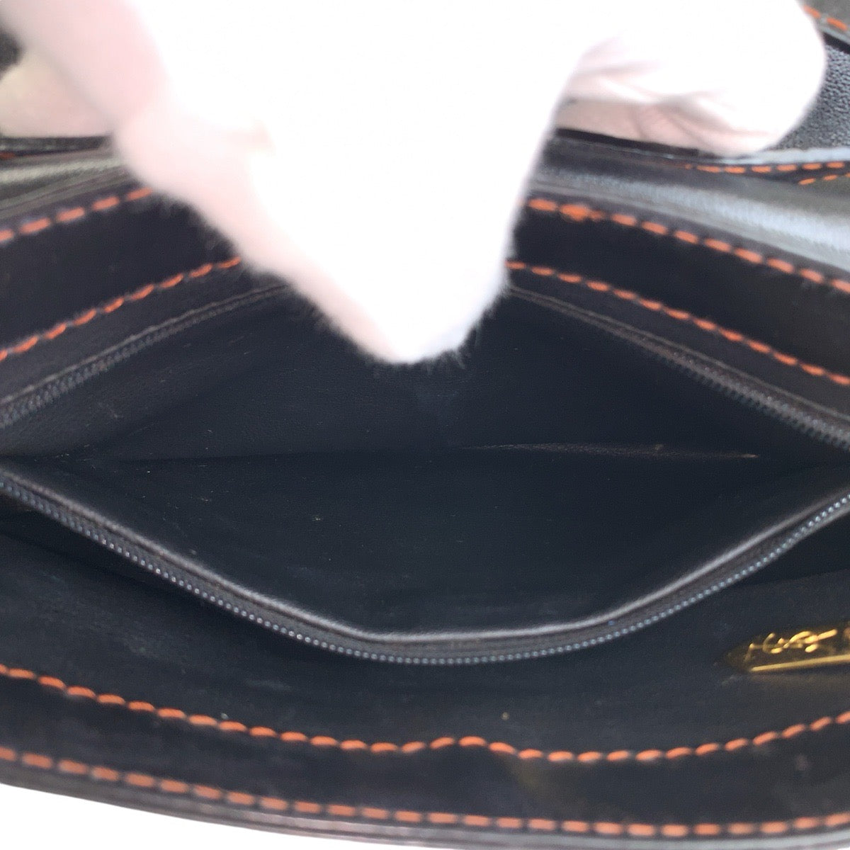 19805
YVES SAINT LAURENT イヴ サンローラン ヴィンテージ YSL Yカットアウト ブラック 黒 オレンジ ゴールド金具 レザー ショルダーバッグ メッセンジャーバッグ レディース AB42