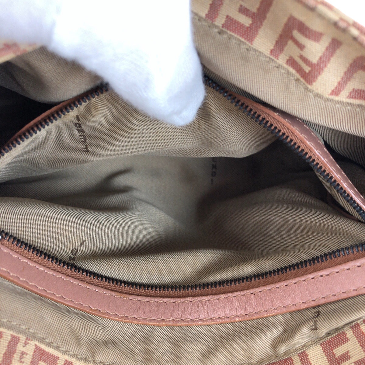 19807
FENDI フェンディ ズッキーノ ベージュ ピンク シルバー金具 キャンバス / レザー ショルダーバッグ ポシェット レディース ABP42