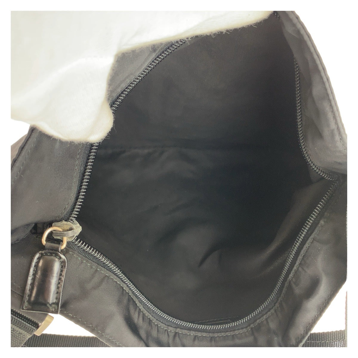 19846
PRADA プラダ テスート 三角ロゴプレート ブラック シルバー金具 ナイロン 斜め掛け ショルダーバッグ サコッシュ  メンズ ABP