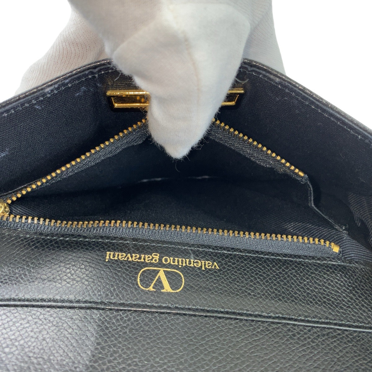 Valentino Garavani ヴァレンティノ ガラヴァーニ ヴィンテージ ブラック 黒 ゴールド金具 レザー 斜め掛け ショルダーバッグ ポシェット  レディース A