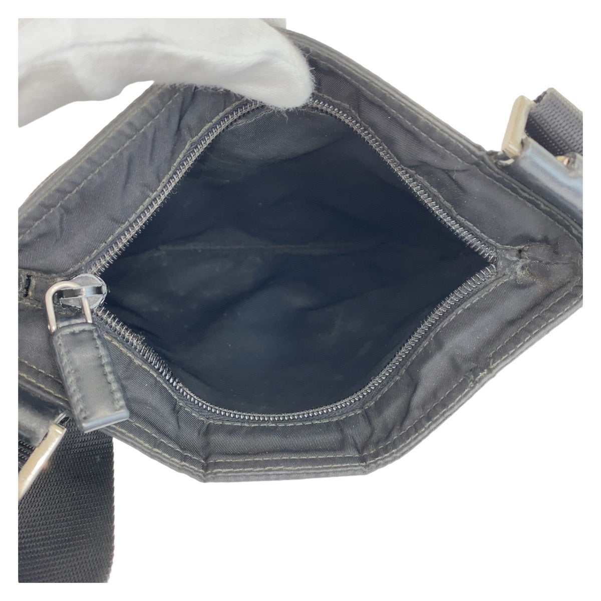 19943
PRADA プラダ テスート 三角ロゴプレート ブラック 黒 シルバー金具 ナイロン ショルダーバッグ ポシェット  メンズ B