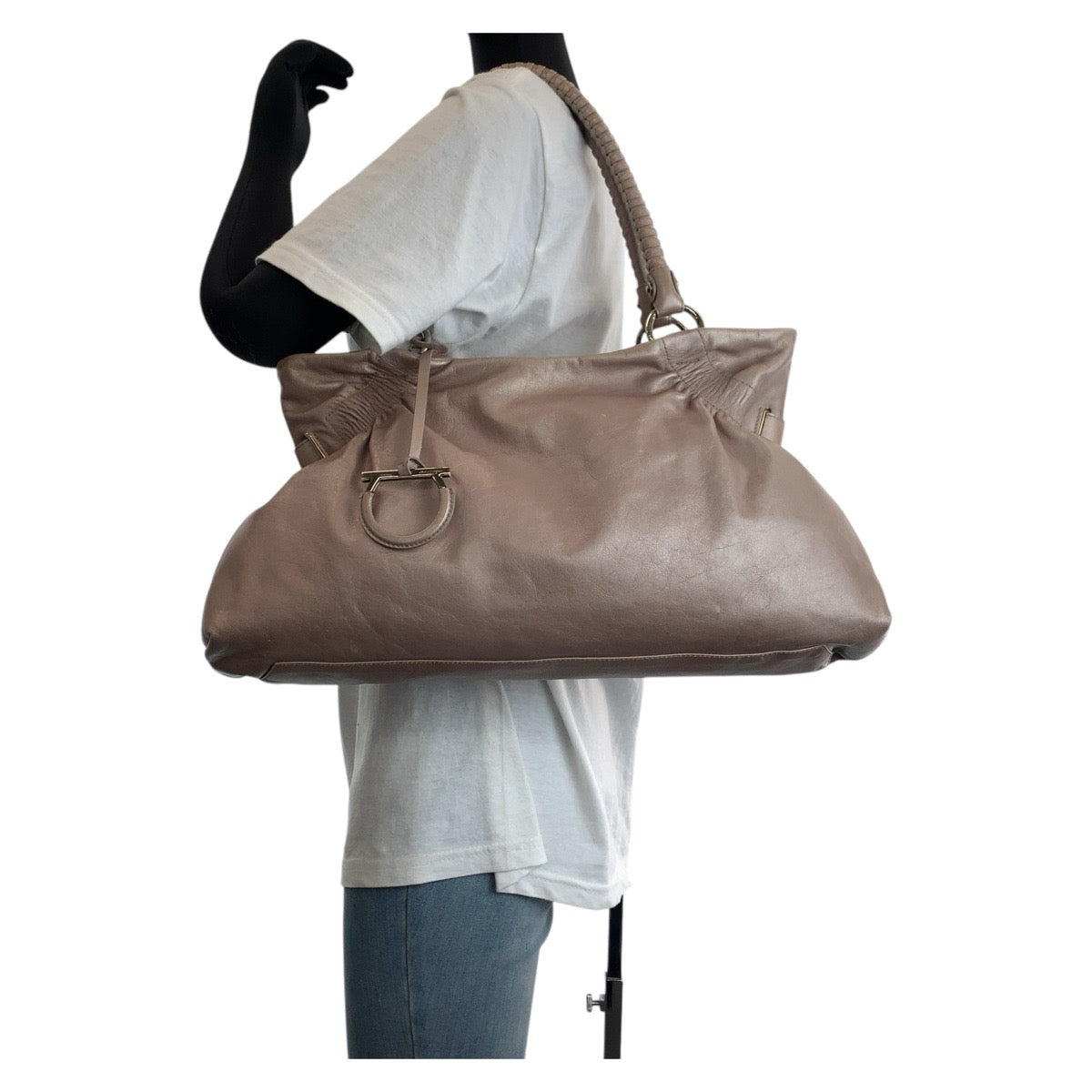 20015
Salvatore Ferragamo サルヴァトーレフェラガモ ガンチーニ ピンク シルバー金具 レザー トートバッグ ショルダーバッグ レディース AB