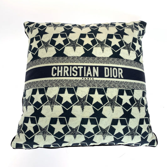 20208
Dior ディオール ロゴ刺繍 男女兼用 ネイビー ホワイト キャンバス HYP02ASC1U インテリア クッション レディース ABP50