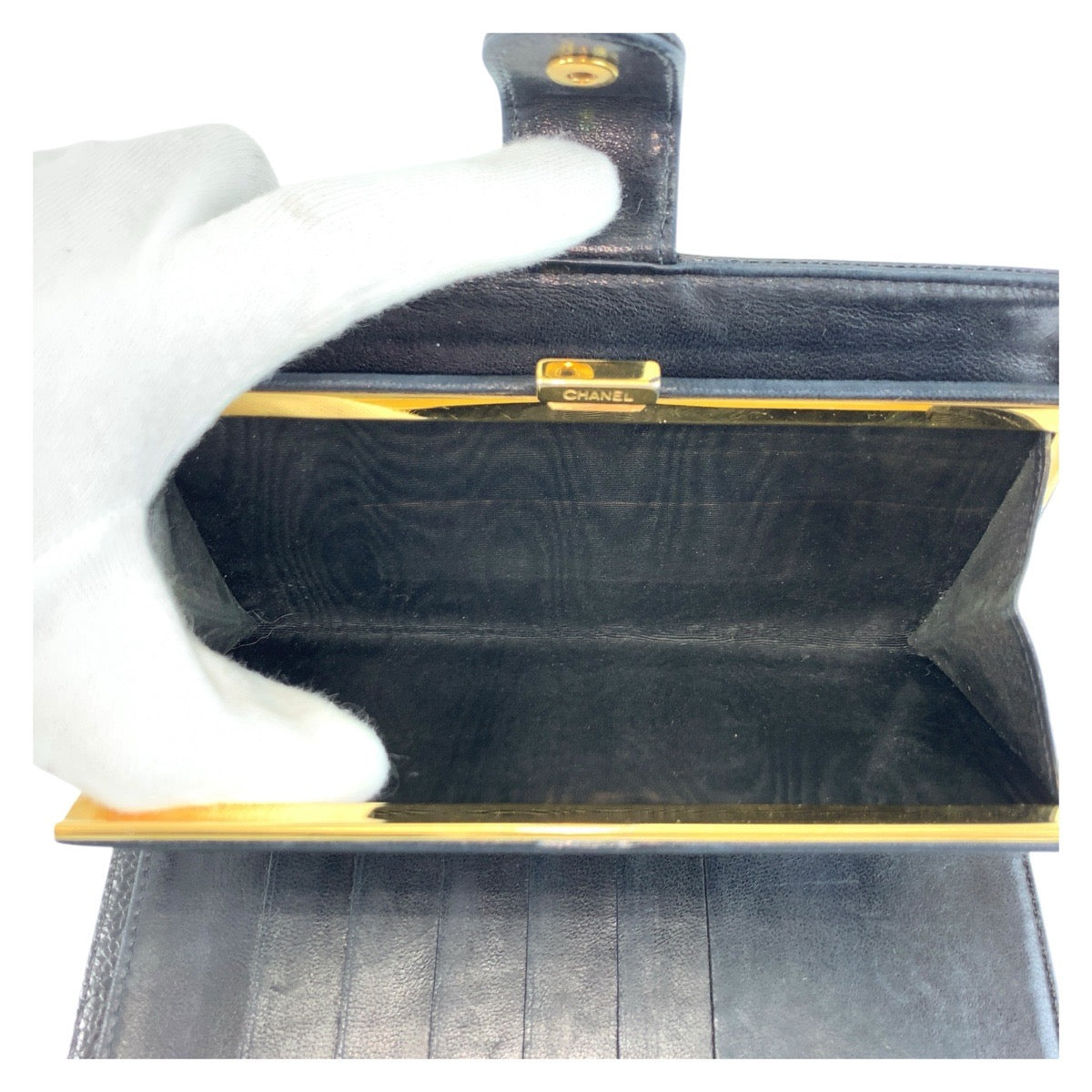 20235
CHANEL シャネル ヴィンテージ ココマーク ブラック 黒 ゴールド金具 キャビアスキン 折財布 がま口 コンパクトウォレット レディース ABP42