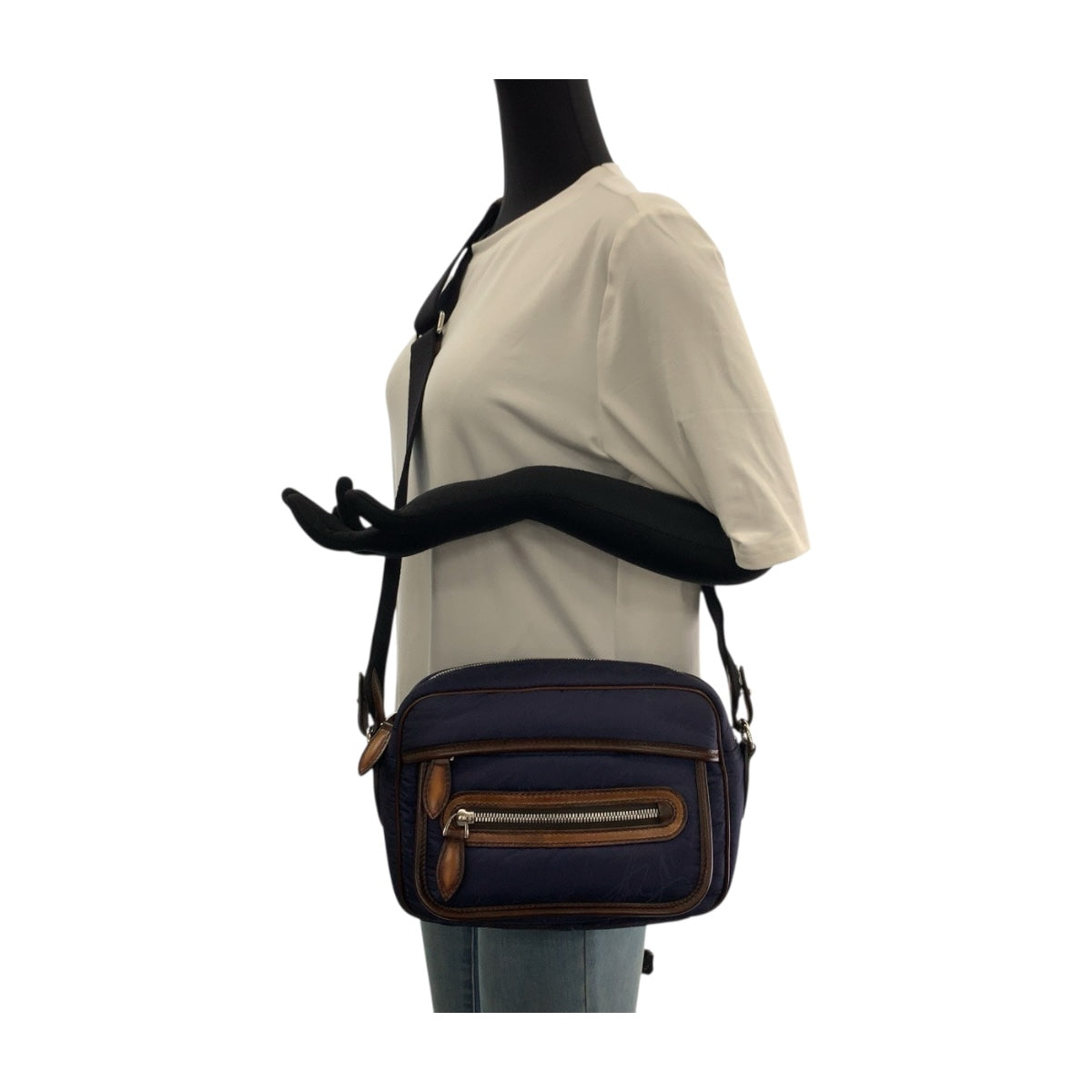 20382
Berluti ベルルッティ カリグラフィー スクリット ネイビー ブラウン シルバー金具 ナイロン / レザー ショルダーバッグ バムバッグ ボディバッグ メンズ A108
