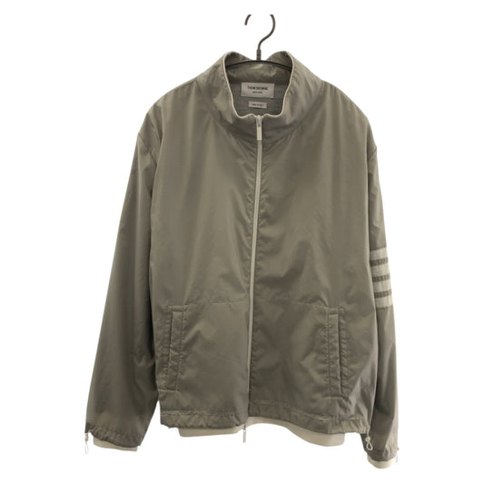 20433
THOM BROWNE トムブラウン 25SS 4Bar サイズ3 グレー ホワイト ポリエステル MJT425A F0517 ナイロンジャケット メンズ ABP48