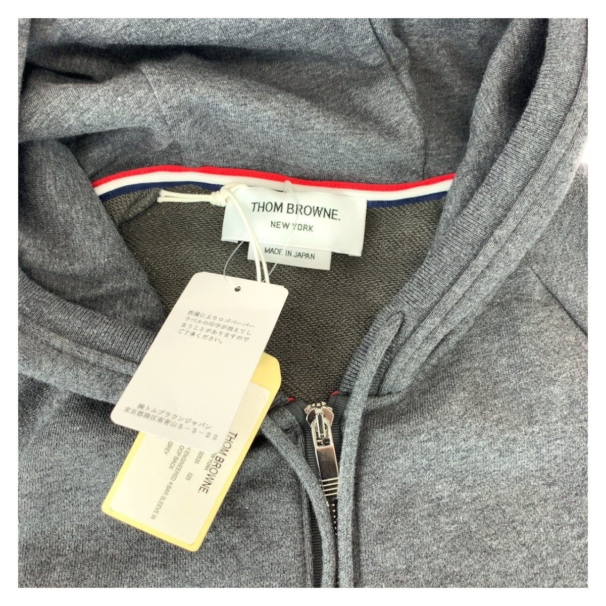 20440
THOM BROWNE トムブラウン Classic Loopback サイズ4 グレー ホワイト シルバー金具 コットン MJT022H 00535 025 パーカー フーディー メンズ ABP35