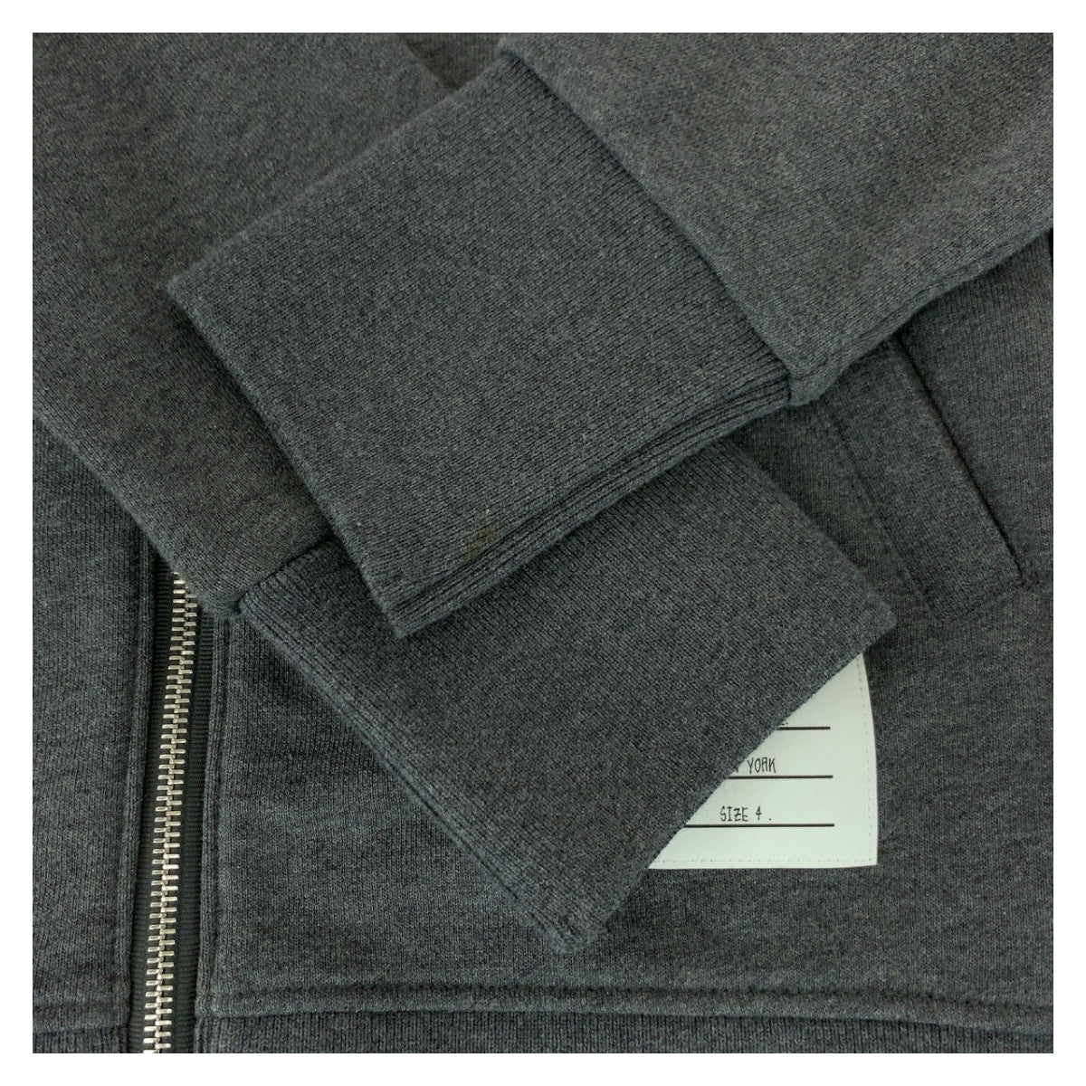 20440
THOM BROWNE トムブラウン Classic Loopback サイズ4 グレー ホワイト シルバー金具 コットン MJT022H 00535 025 パーカー フーディー メンズ ABP35