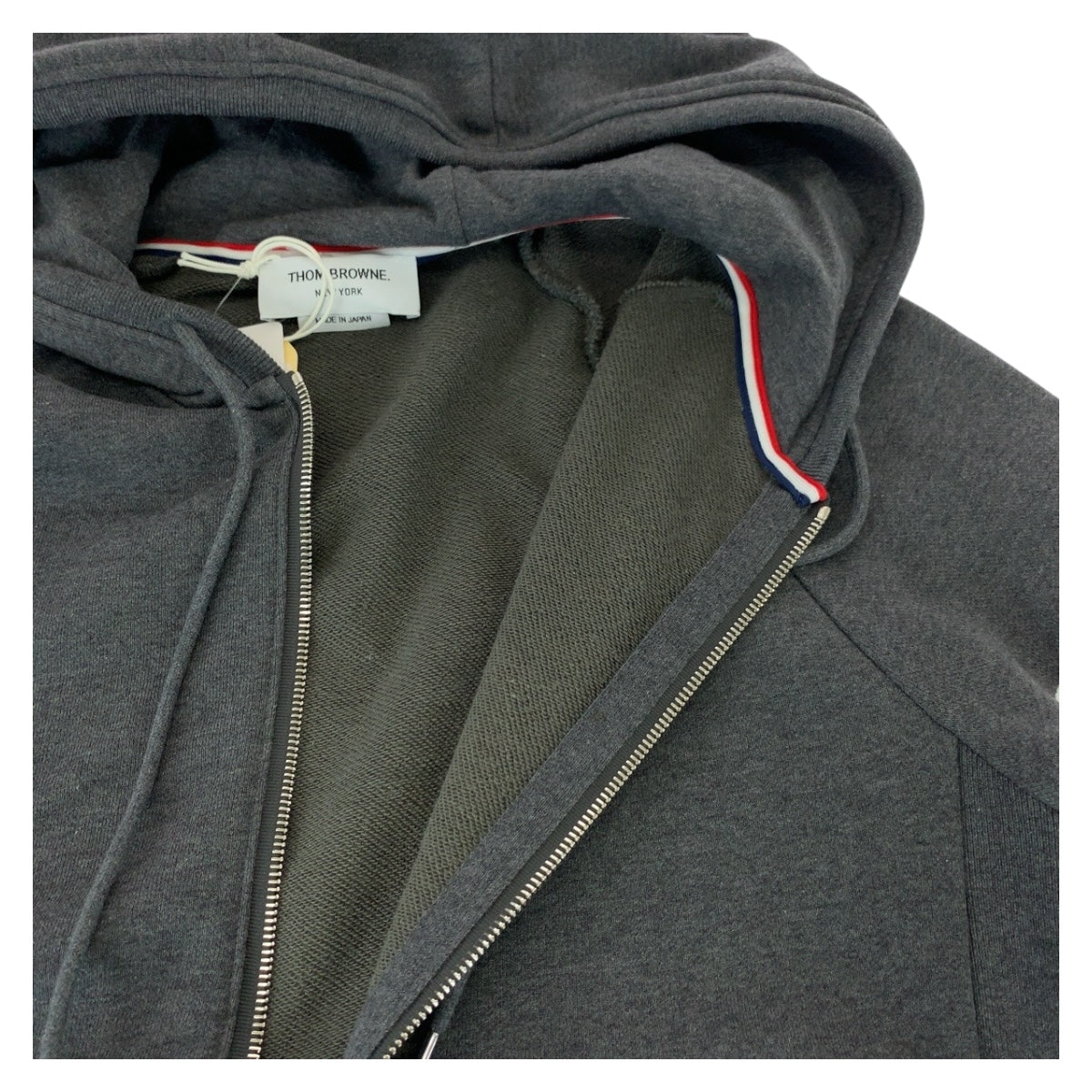 20440
THOM BROWNE トムブラウン Classic Loopback サイズ4 グレー ホワイト シルバー金具 コットン MJT022H 00535 025 パーカー フーディー メンズ ABP35
