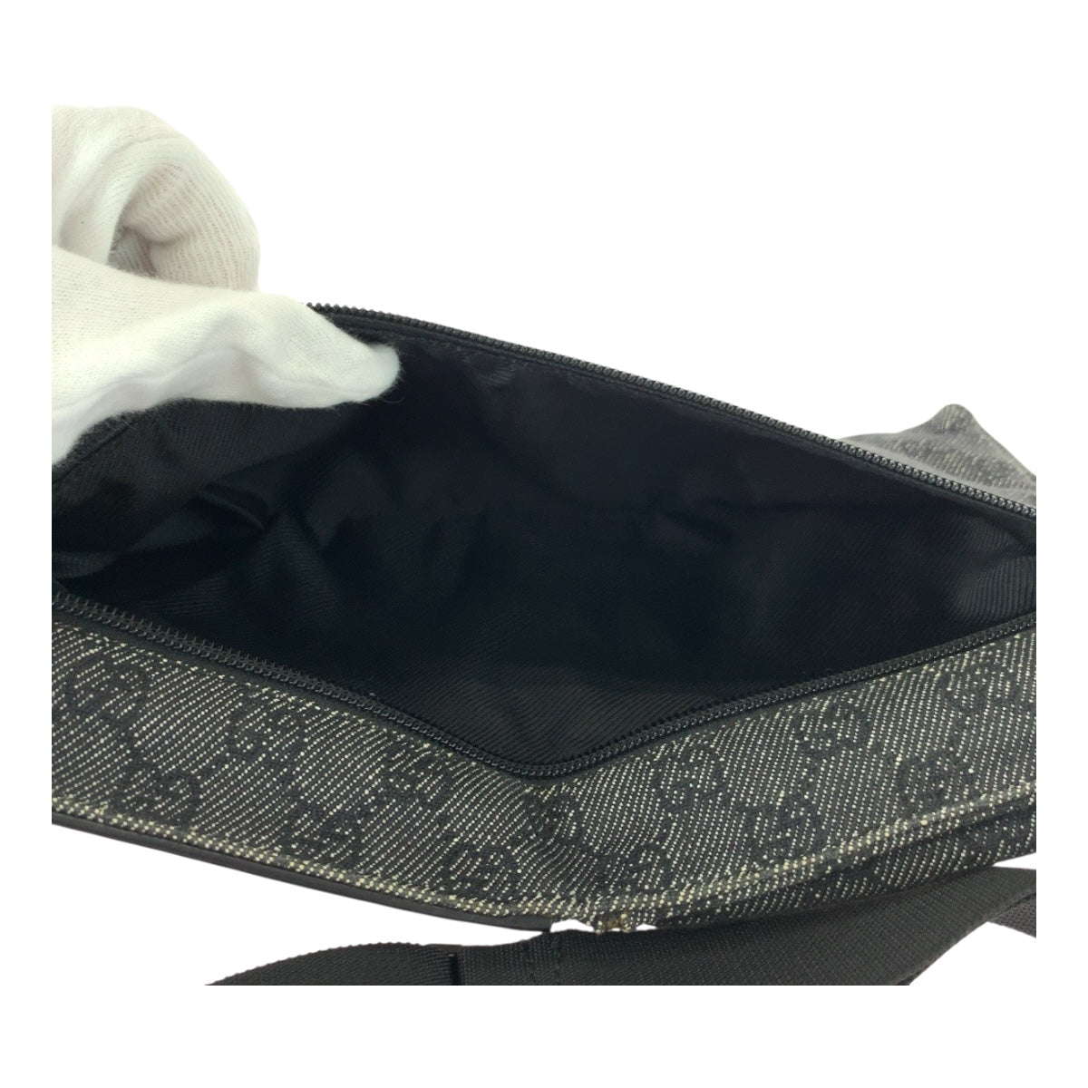 20462
GUCCI グッチ ブラック 黒 シルバー金具 GGキャンバス 23566 ウエストバッグ バムバッグ レディース ABP35