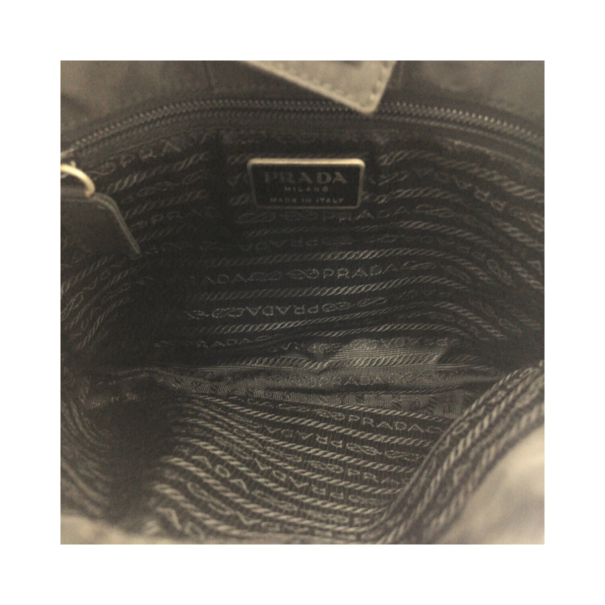 20479
PRADA プラダ テスート 三角ロゴプレート アシンメトリー ブラック 黒 シルバー金具 ナイロン ショルダーバッグ レディース ABP28