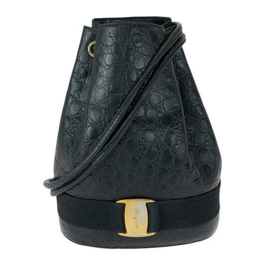 20528
Salvatore Ferragamo サルヴァトーレフェラガモ ヴァラ 型押し ブラック 黒 ゴールド金具 レザー BZ-21-5676 リュック・デイパック レディース ABP28