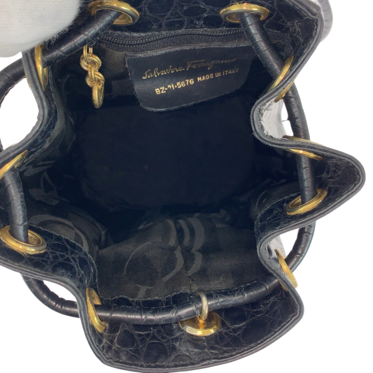 20528
Salvatore Ferragamo サルヴァトーレフェラガモ ヴァラ 型押し ブラック 黒 ゴールド金具 レザー BZ-21-5676 リュック・デイパック レディース ABP28