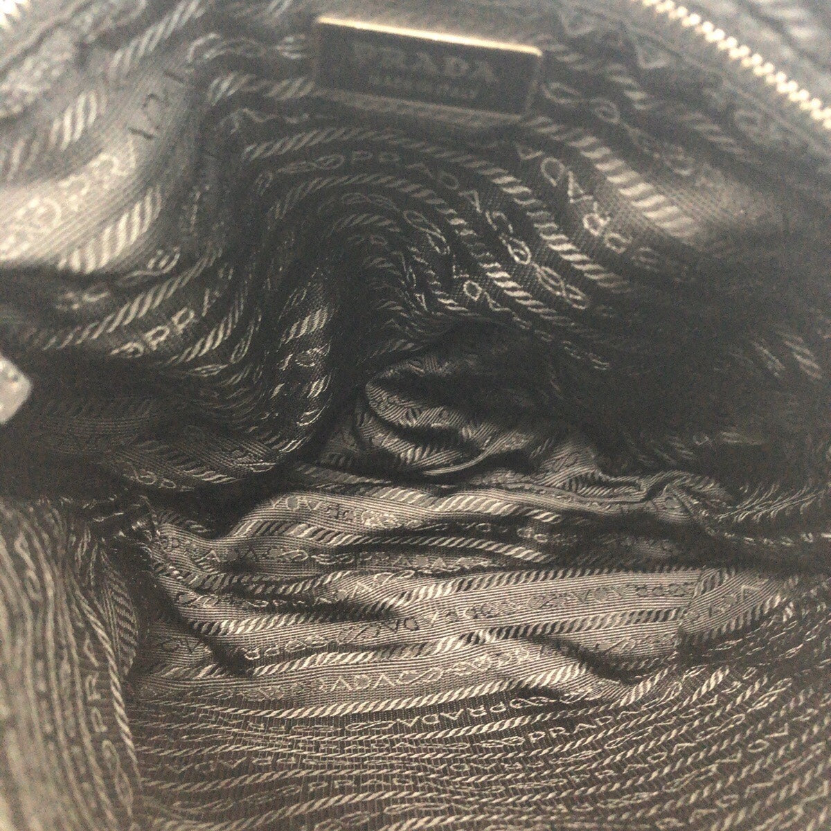 20589
PRADA プラダ テスート 三角ロゴプレート ブラック 黒 シルバー金具 ナイロン / レザー ショルダーバッグ ポシェット レディース ABP38