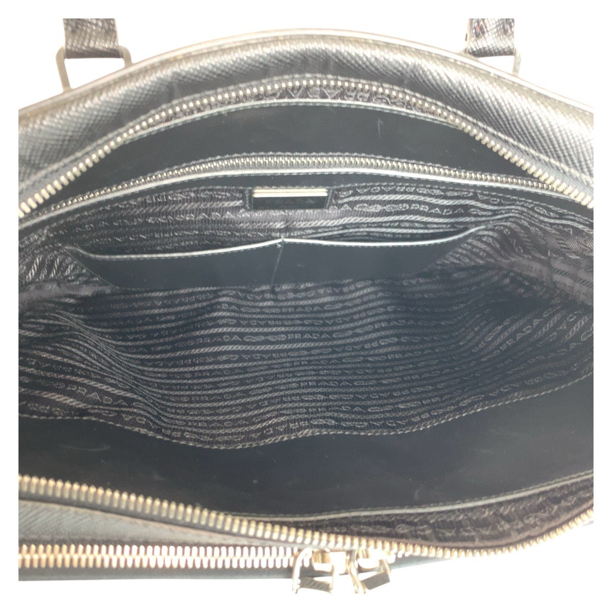 20601
PRADA プラダ サフィアーノ ブラック 黒 シルバー金具 レザー ビジネスバッグ ブリーフケース メンズ SA850