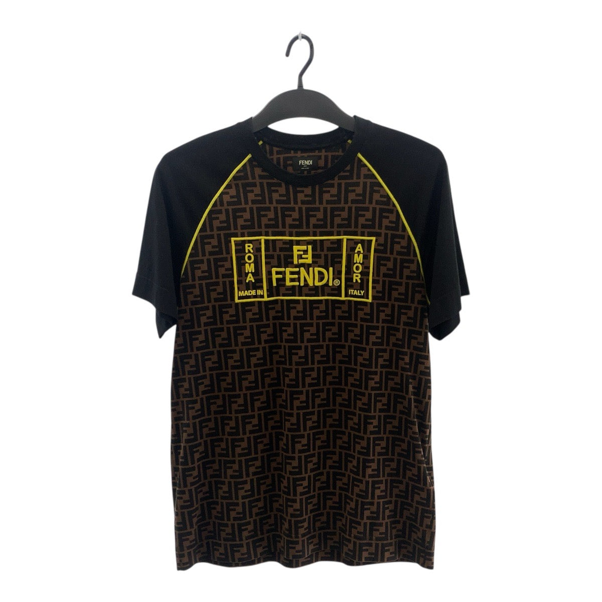 20616
FENDI フェンディ ズッカ柄 ラグラン サイズS ブラウン イエロー コットン CA05904627 半袖Ｔシャツ メンズ A42