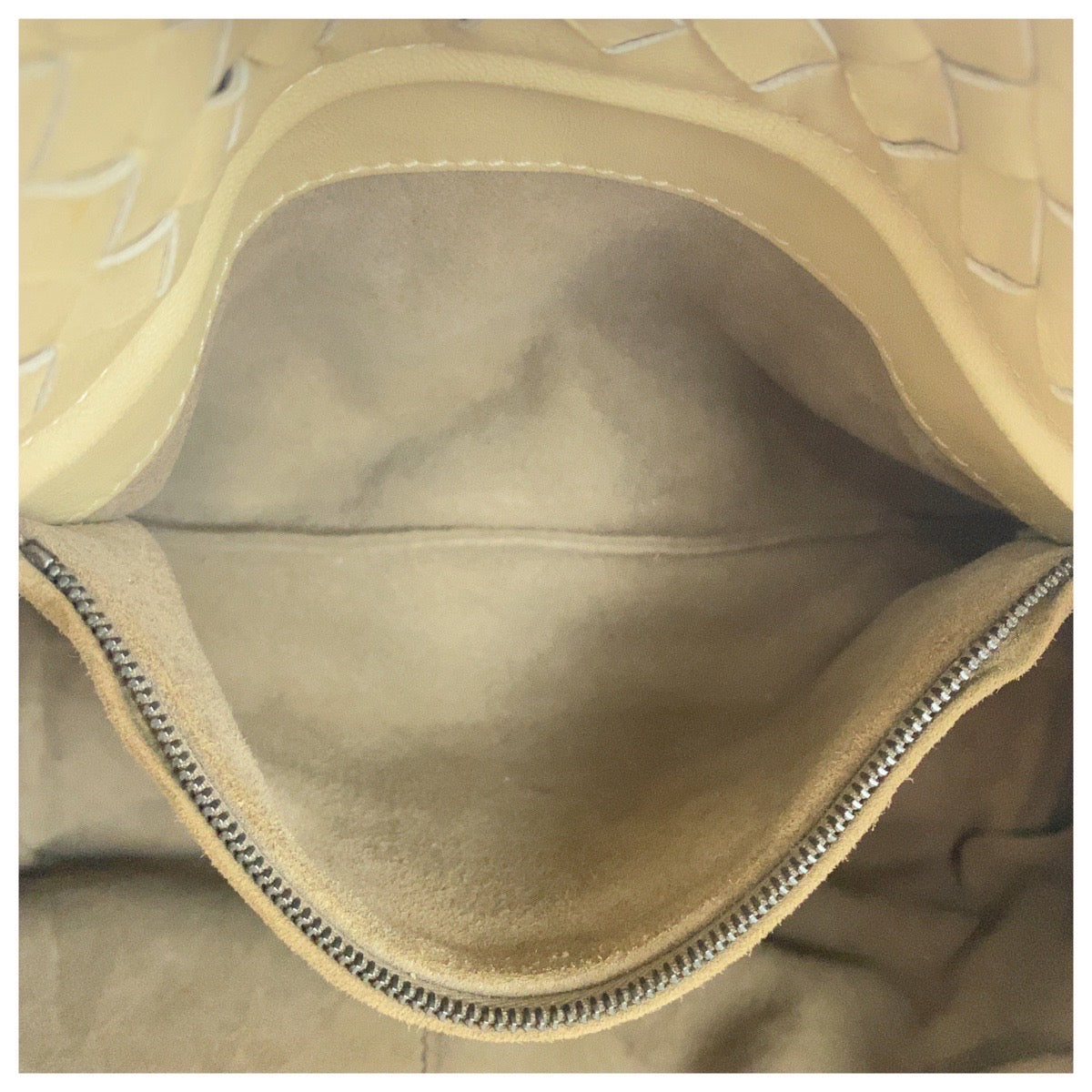 20621
BOTTEGAVENETA ボッテガヴェネタ イントレチャート ガルダ ベージュ ガンメタ金具 レザー B0598 7987Q トートバッグ ハンドバッグ ショルダーバッグ レディース AB63