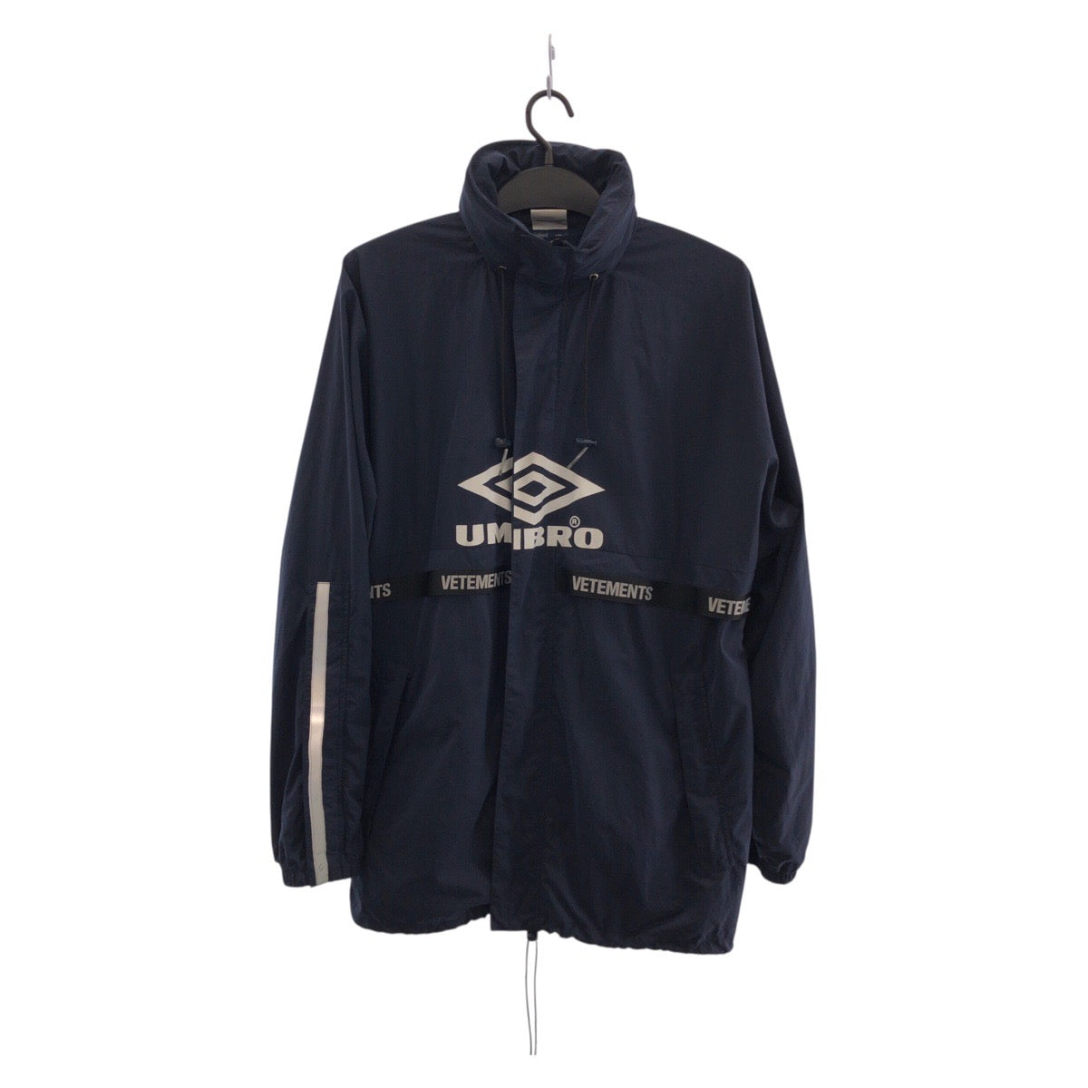 20736
VETEMENTS ヴェトモン VETEMENTS UMBROコラボ トラックジャケット サイズXS ネイビー ホワイト ナイロン ナイロンジャケット ウインドブレーカー メンズ ABP34