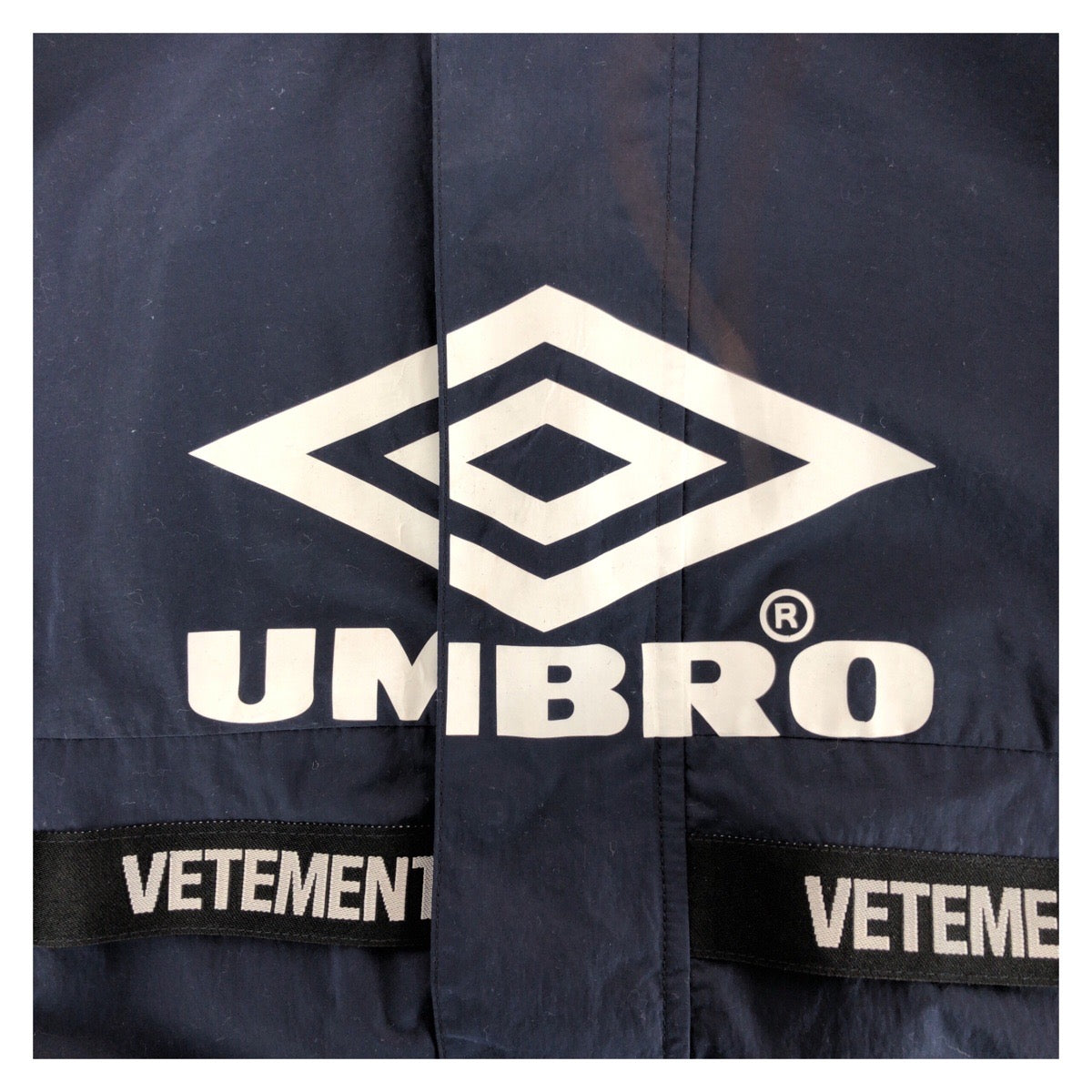 20736
VETEMENTS ヴェトモン VETEMENTS UMBROコラボ トラックジャケット サイズXS ネイビー ホワイト ナイロン ナイロンジャケット ウインドブレーカー メンズ ABP34