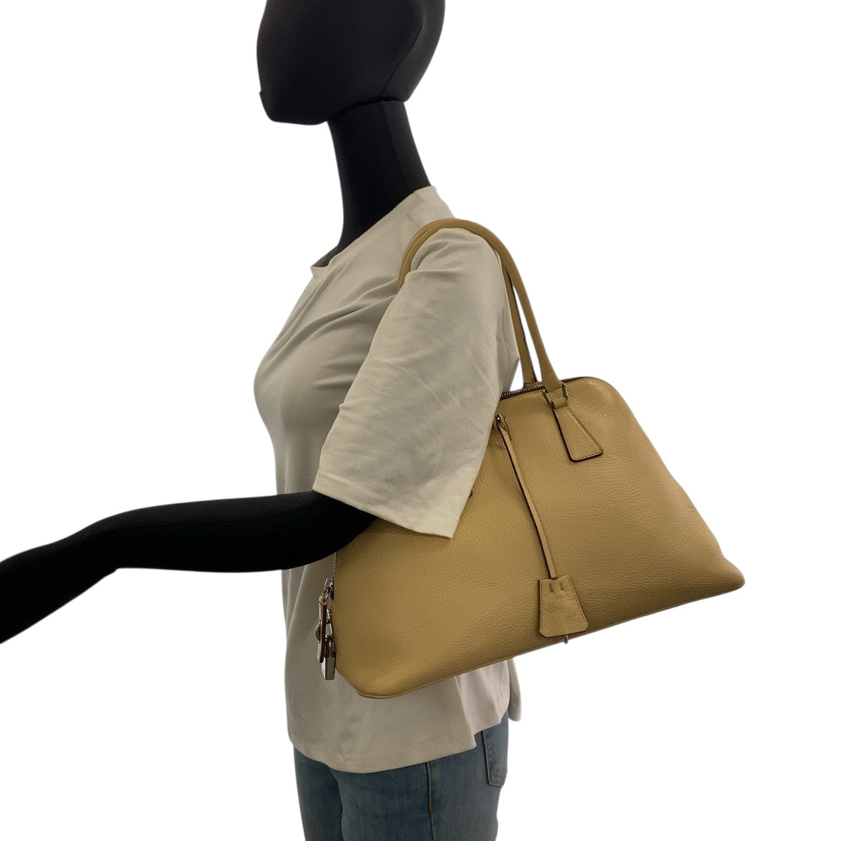 20761
PRADA プラダ サフィアーノ 三角ロゴプレート ベージュ シルバー金具 レザー ハンドバッグ ショルダーバッグ レディース ABP40