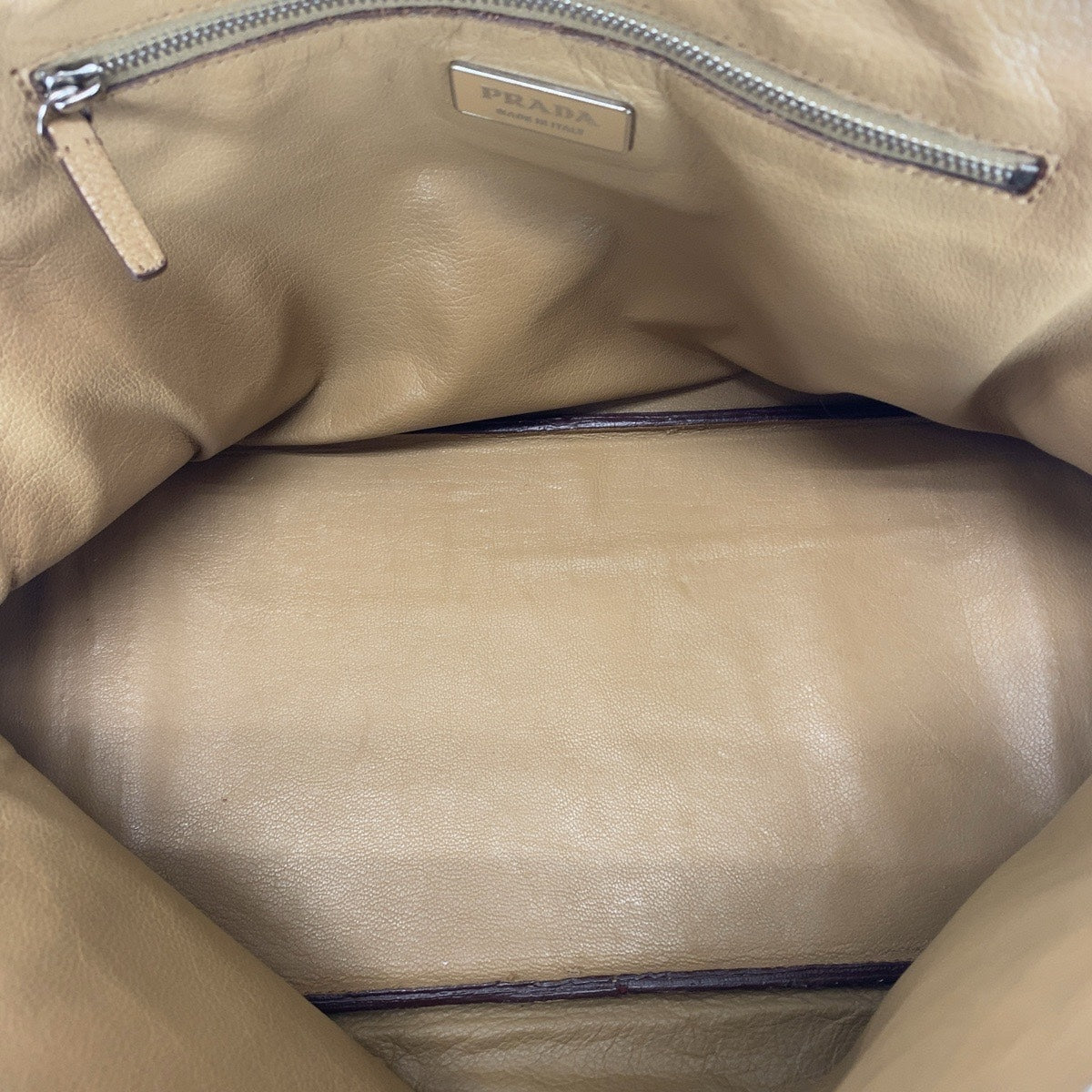 20761
PRADA プラダ サフィアーノ 三角ロゴプレート ベージュ シルバー金具 レザー ハンドバッグ ショルダーバッグ レディース ABP40