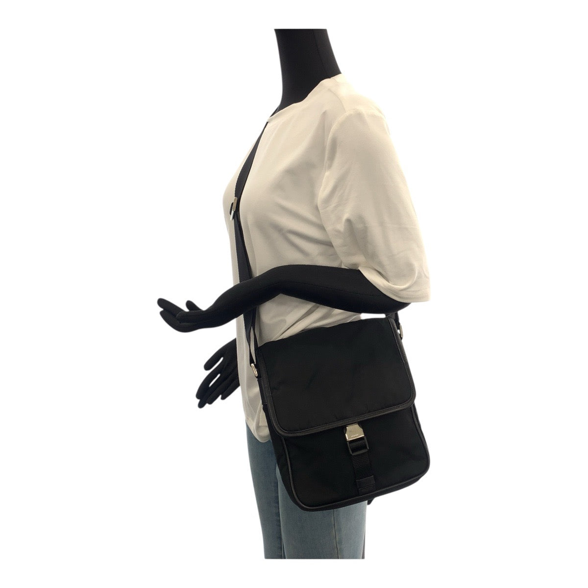 20930
PRADA プラダ テスート サフィアーノ 三角ロゴプレート ブラック 黒 シルバー金具 ナイロン / レザー ショルダーバッグ ポシェット レディース A42