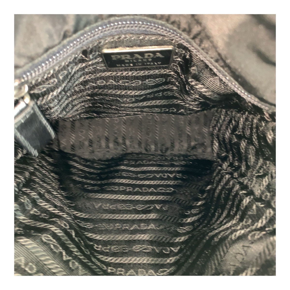 20930
PRADA プラダ テスート サフィアーノ 三角ロゴプレート ブラック 黒 シルバー金具 ナイロン / レザー ショルダーバッグ ポシェット レディース A42