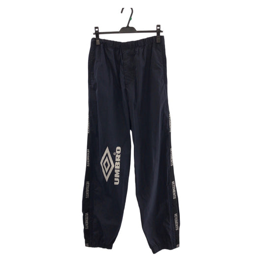 20932
VETEMENTS ヴェトモン VETEMENTS UMBROコラボ トラックパンツ サイズL ネイビー ホワイト ナイロン その他ボトムス パンツ メンズ ABP16