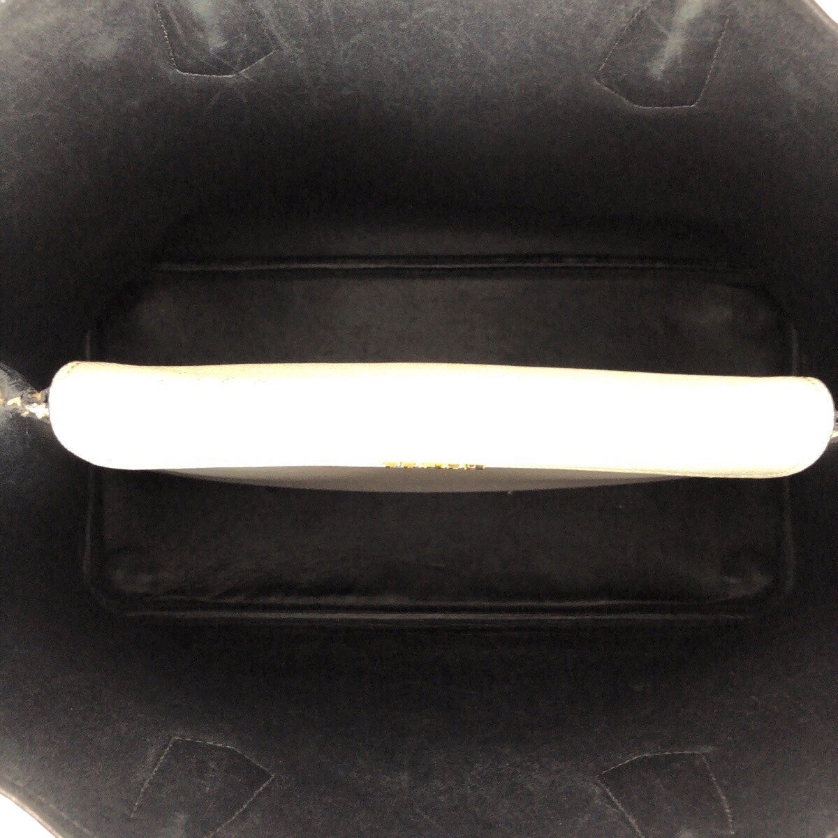 20981
PRADA プラダ サフィアーノ 三角ロゴプレート ホワイト ゴールド金具 レザー トートバッグ ハンドバッグ レディース AB42