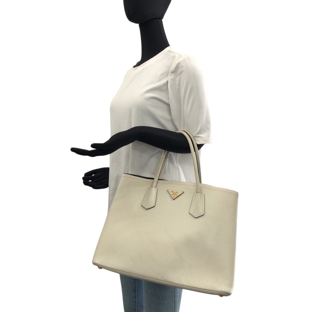 20981
PRADA プラダ サフィアーノ 三角ロゴプレート ホワイト ゴールド金具 レザー トートバッグ ハンドバッグ レディース AB42