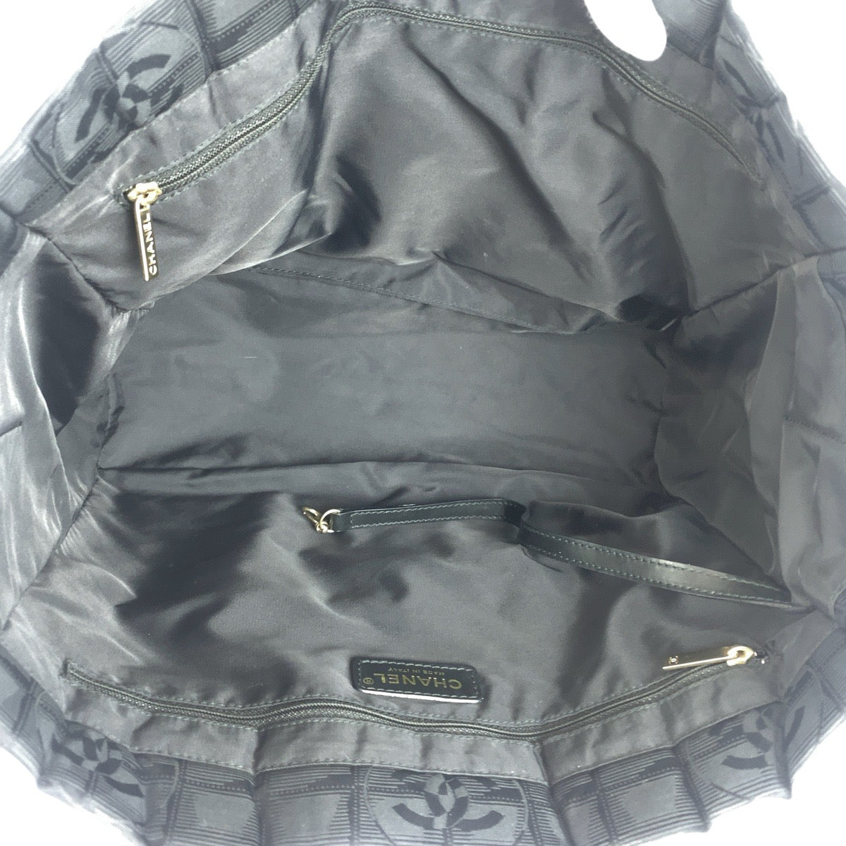 21003
CHANEL シャネル ニュートラベルライン ニュートラトートMM ブラック 黒 ゴールド金具 ナイロン / レザー トートバッグ ショルダーバッグ レディース A48