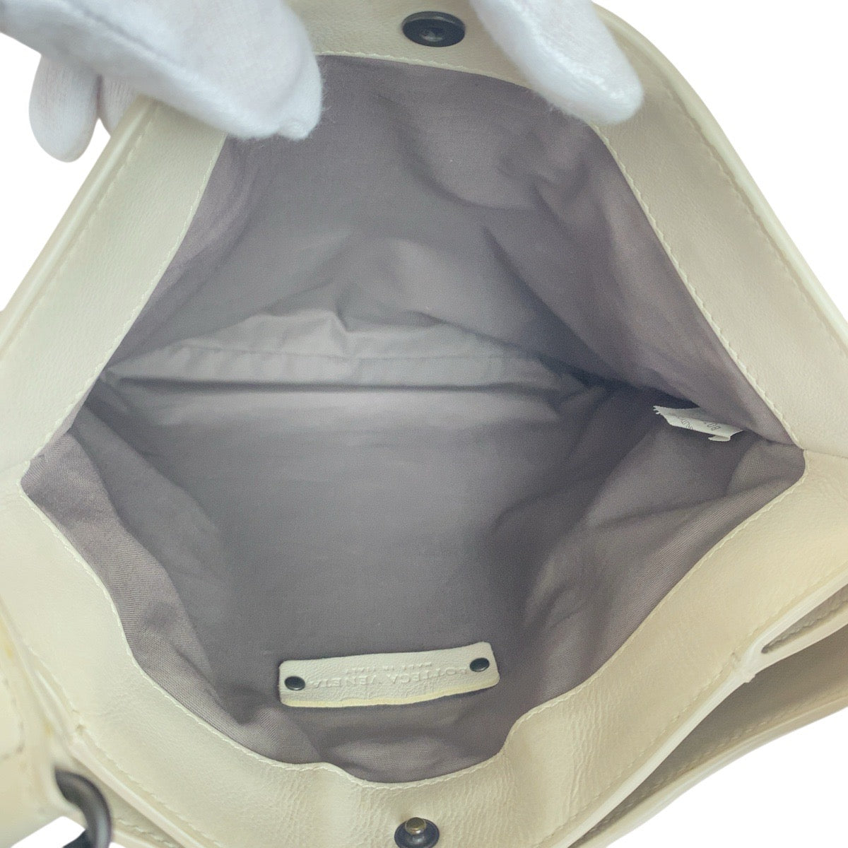 21008
BOTTEGAVENETA ボッテガヴェネタ イントレチャート ホワイト ブルー 黒 レザー BO7321925K ショルダーバッグ メッセンジャーバッグ メンズ ABP44