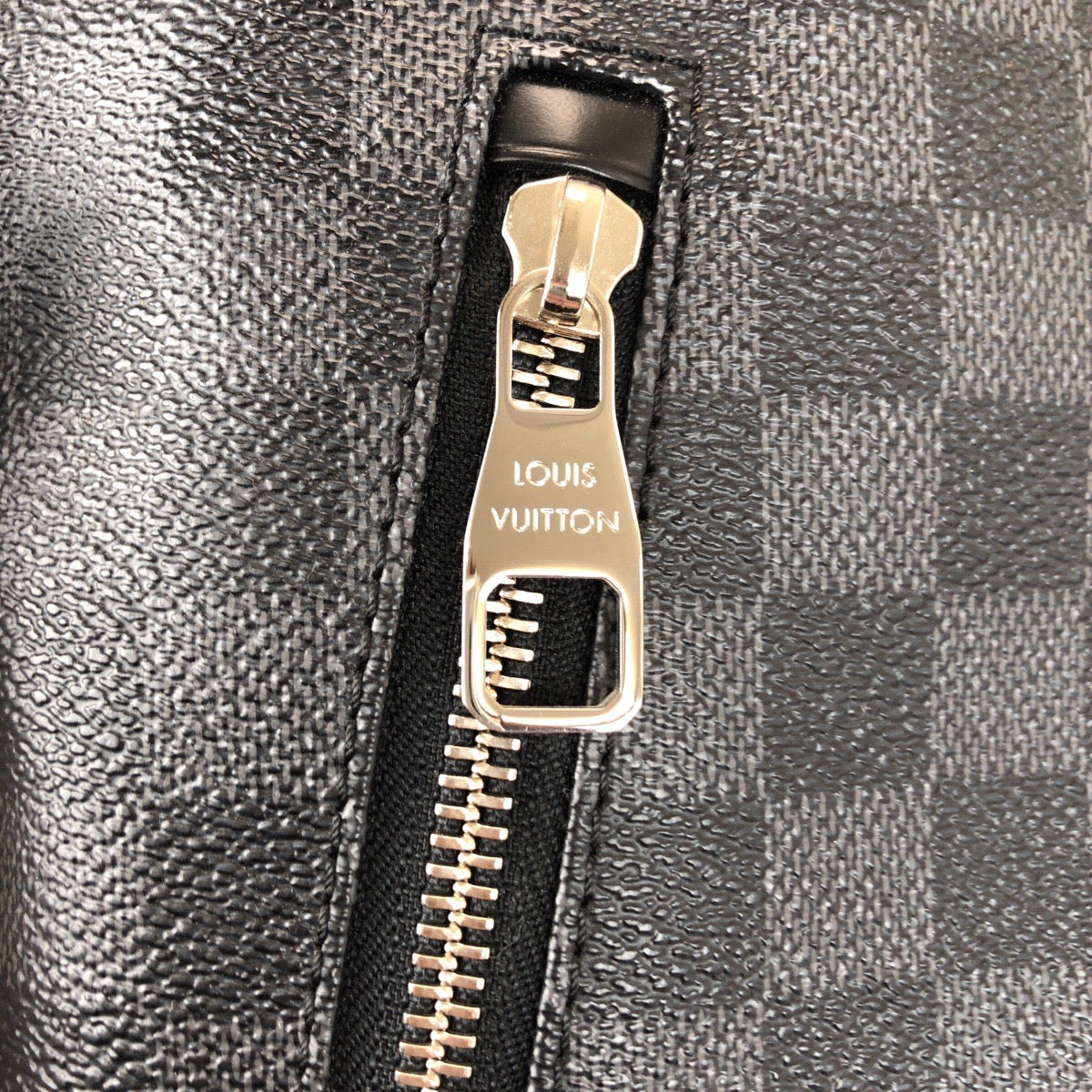 21011
LOUIS VUITTON ルイヴィトン ダミエ グラフィット ミックMM ブラック 黒 シルバー金具 PVC / レザー N41106 ショルダーバッグ ビジネスバッグ メンズ A80