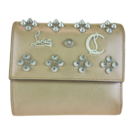 21018
Christian Louboutin クリスチャンルブタン スタッズ ルビフォールドウォレット ベージュ シャンパン シルバー金具 レザー 折り財布 コンパクトウォレット レディース ABP26