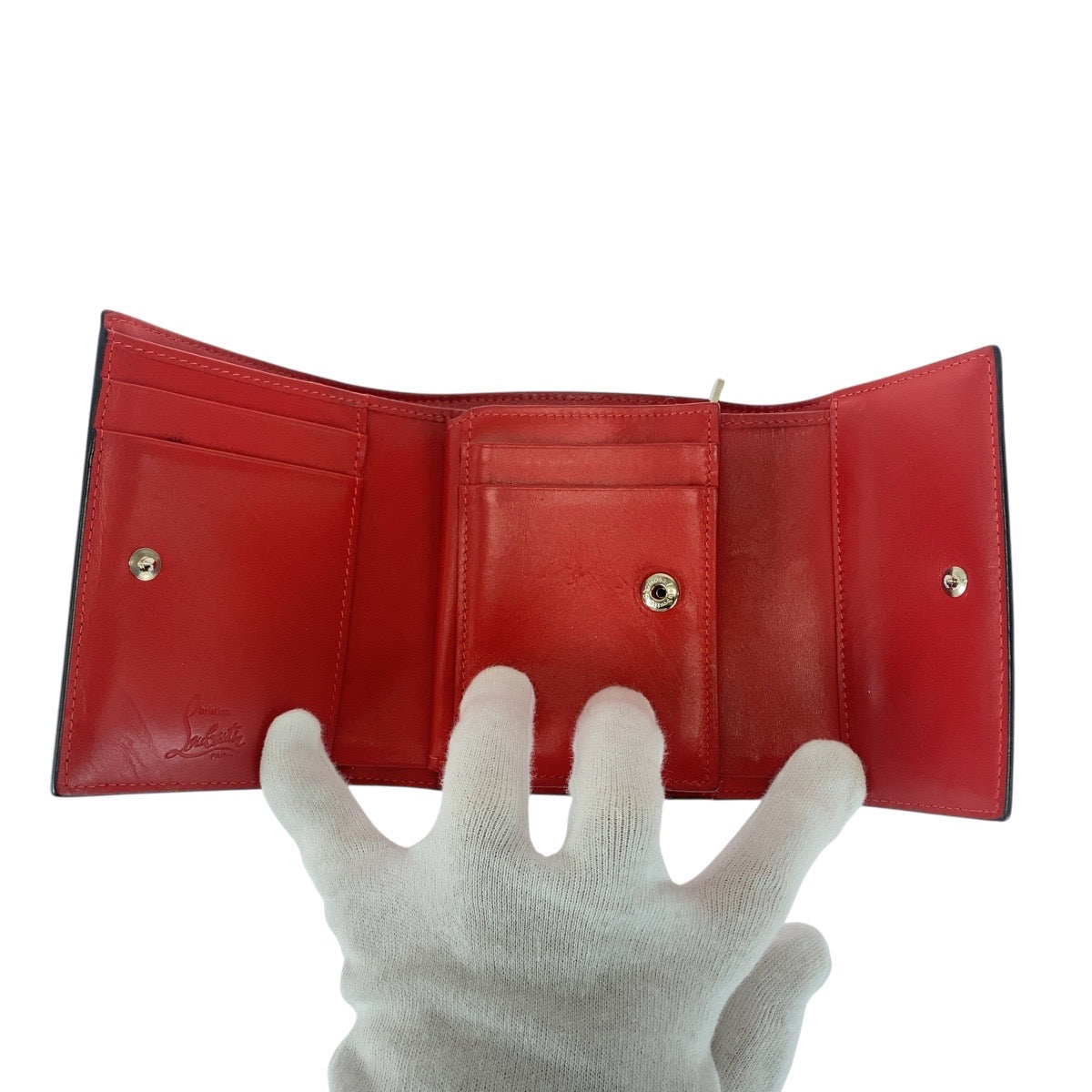 21018
Christian Louboutin クリスチャンルブタン スタッズ ルビフォールドウォレット ベージュ シャンパン シルバー金具 レザー 折り財布 コンパクトウォレット レディース ABP26