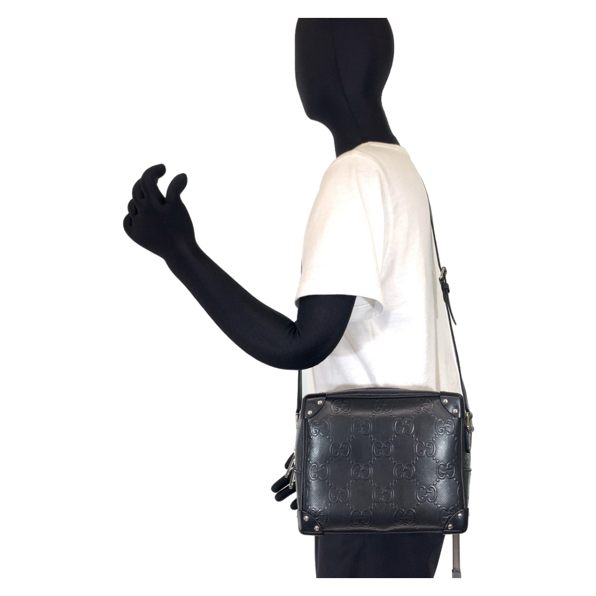 21054
GUCCI グッチ GGエンボス ブラック シルバー金具 レザー 626363 斜め掛け ショルダーバッグ ソフトトランク メンズ A125