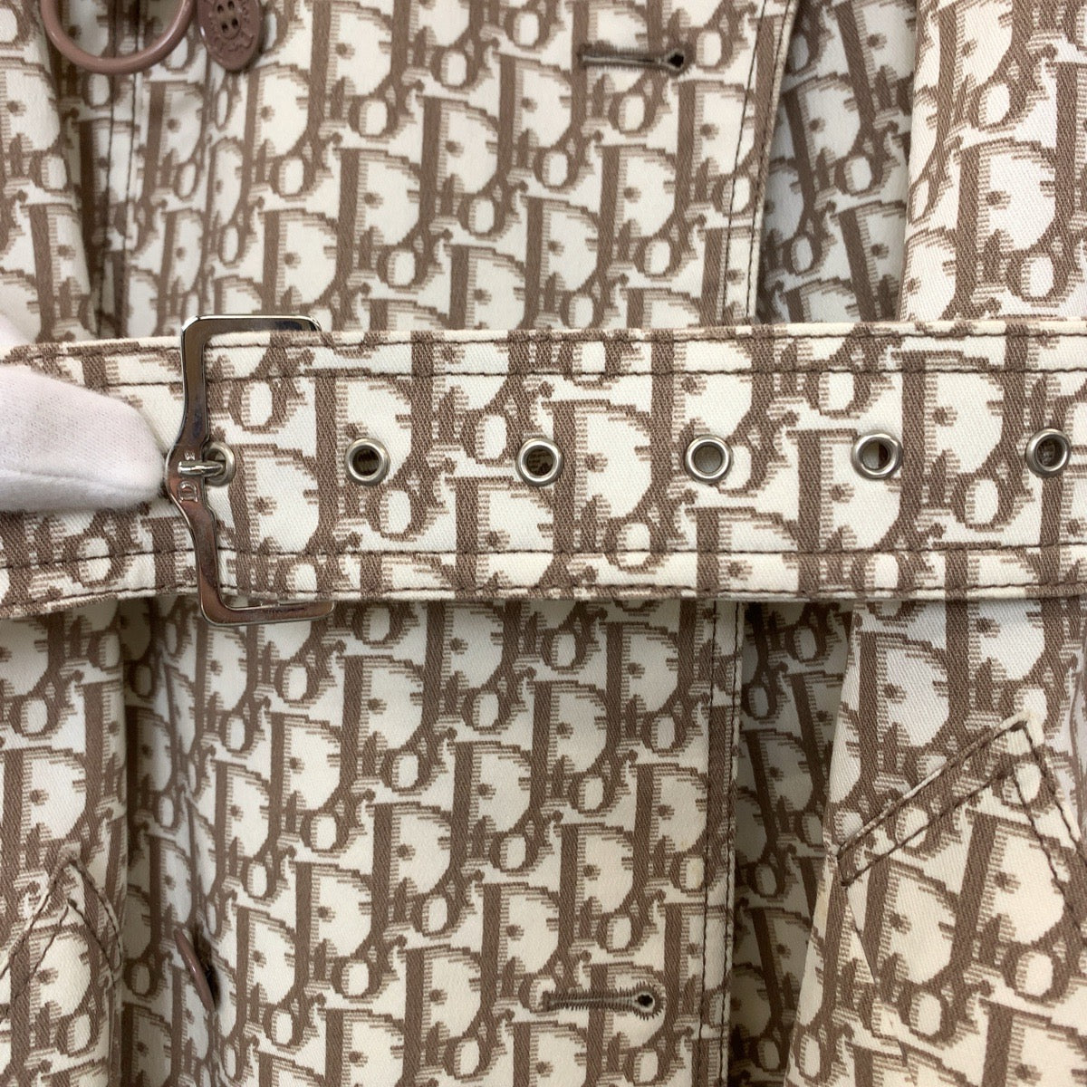 21055
Dior ディオール ヴィンテージ トロッター 花柄 刺繍 サイズ36 ベージュ シルバー金具 コットン トレンチコート レディース A180