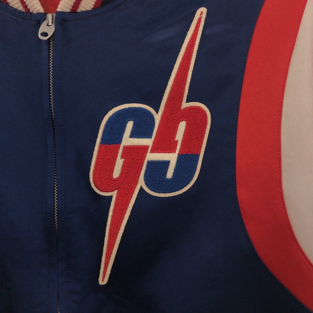 21060
GUCCI グッチ GG サイズ44 ネイビー ホワイト レッド シルバー金具 アセテート / レーヨン / ポリエステル 575315 ZABZR スタジャン ジャンパー メンズ A67