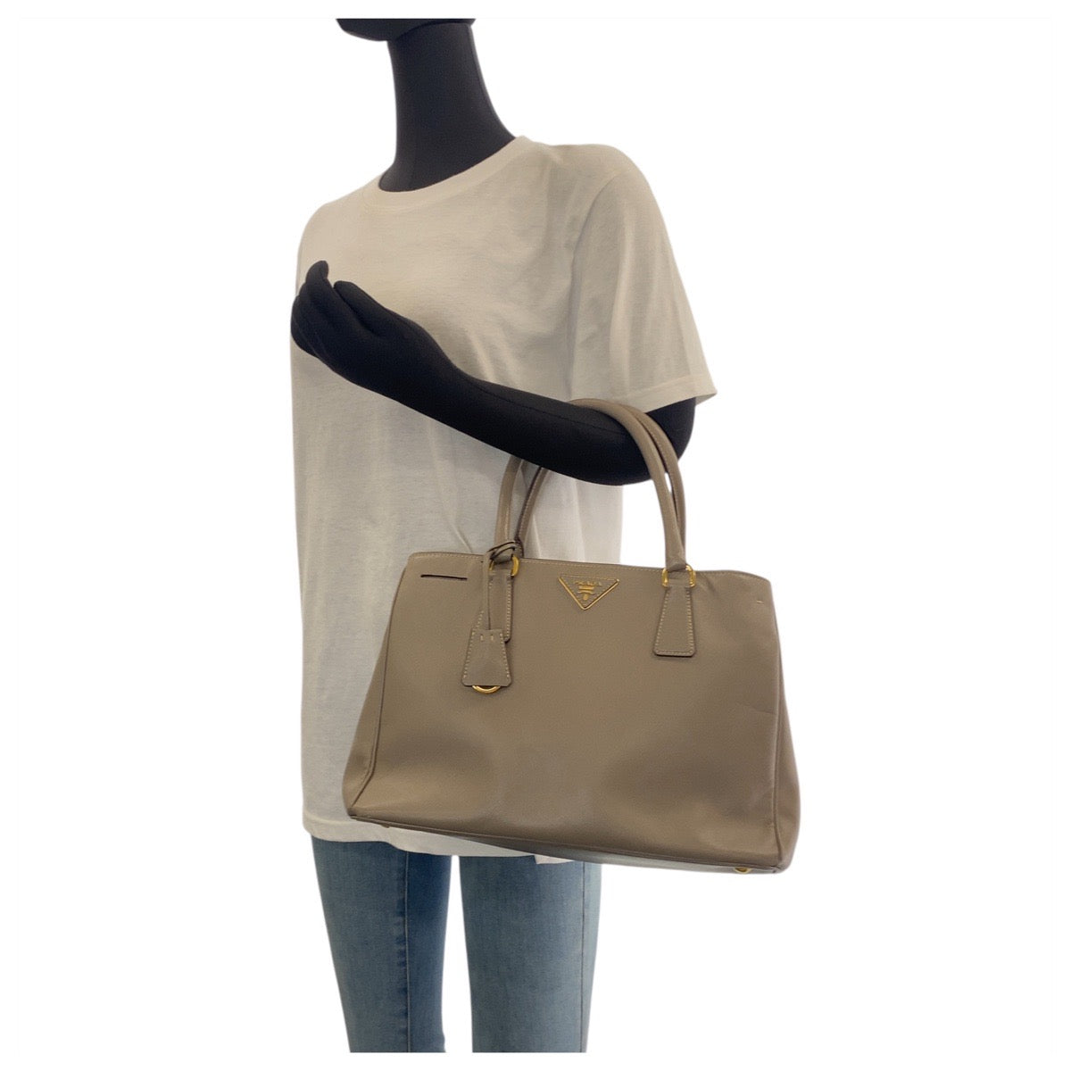 21097
PRADA プラダ サフィアーノ 三角ロゴプレート グレージュ ゴールド金具 レザー ハンドバッグ ショルダーバッグ 2way レディース AB52