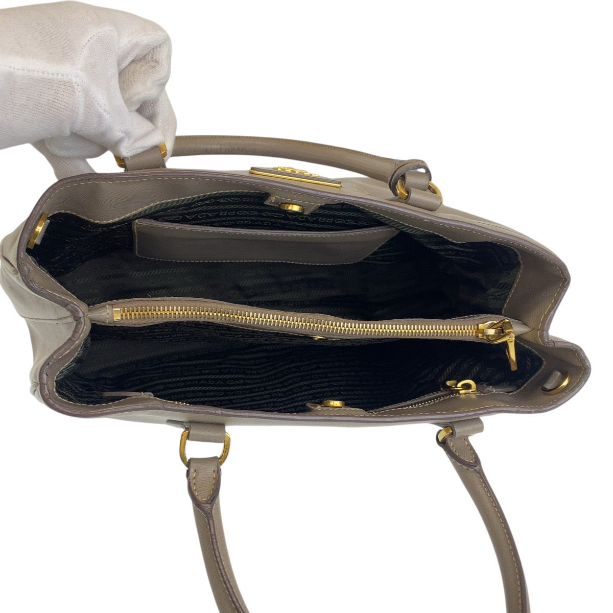 21097
PRADA プラダ サフィアーノ 三角ロゴプレート グレージュ ゴールド金具 レザー ハンドバッグ ショルダーバッグ 2way レディース AB52