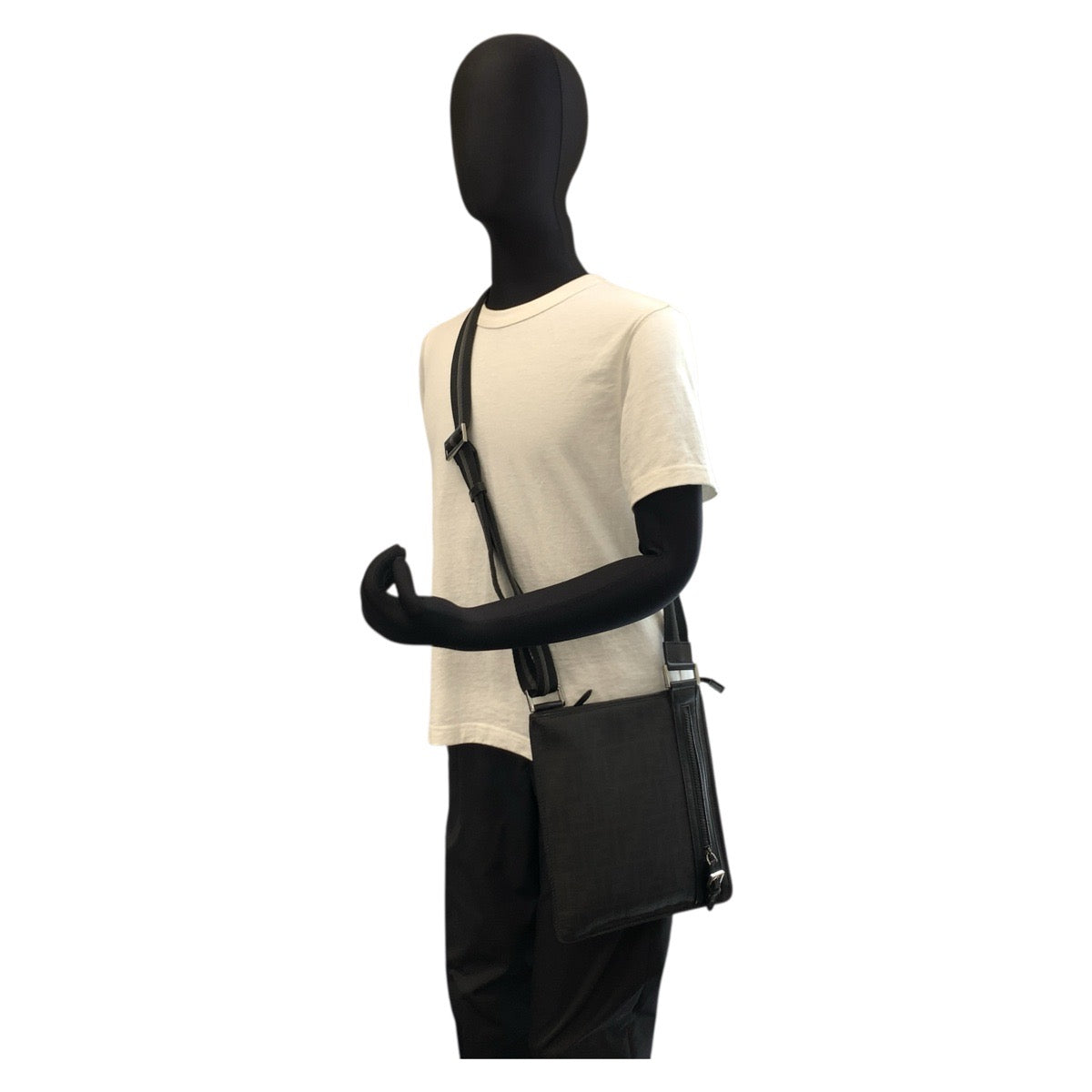 21139
FENDI フェンディ ズッカ ブラック 黒 シルバー金具 PVC / レザー 7VA204-BOW ショルダーバッグ ポシェット メンズ ABP50