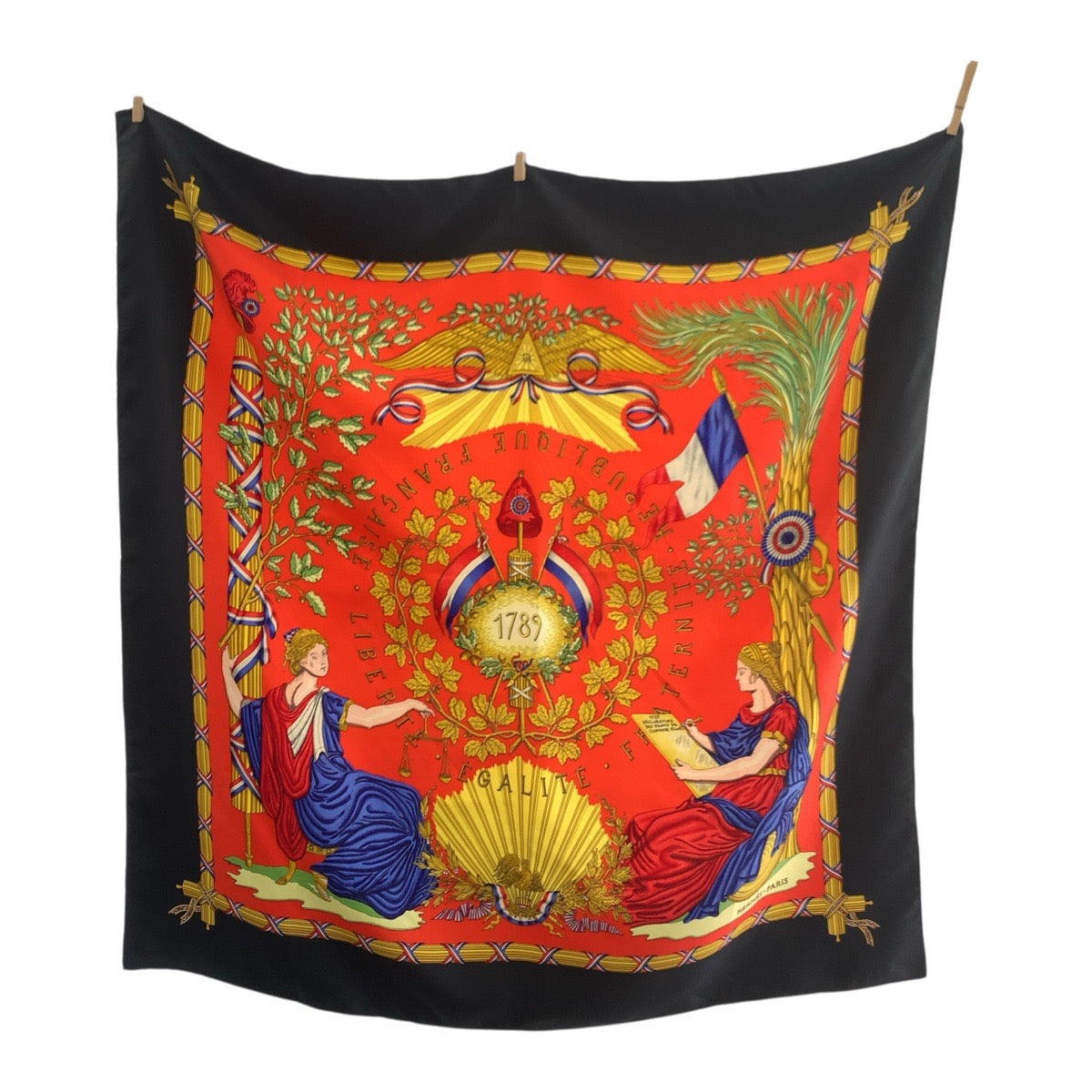 21211
HERMES エルメス カレ90 フランス革命を記念して レッド ブラック シルク スカーフ レディース A24