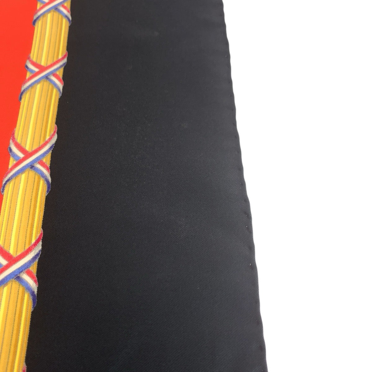 21211
HERMES エルメス カレ90 フランス革命を記念して レッド ブラック シルク スカーフ レディース A24