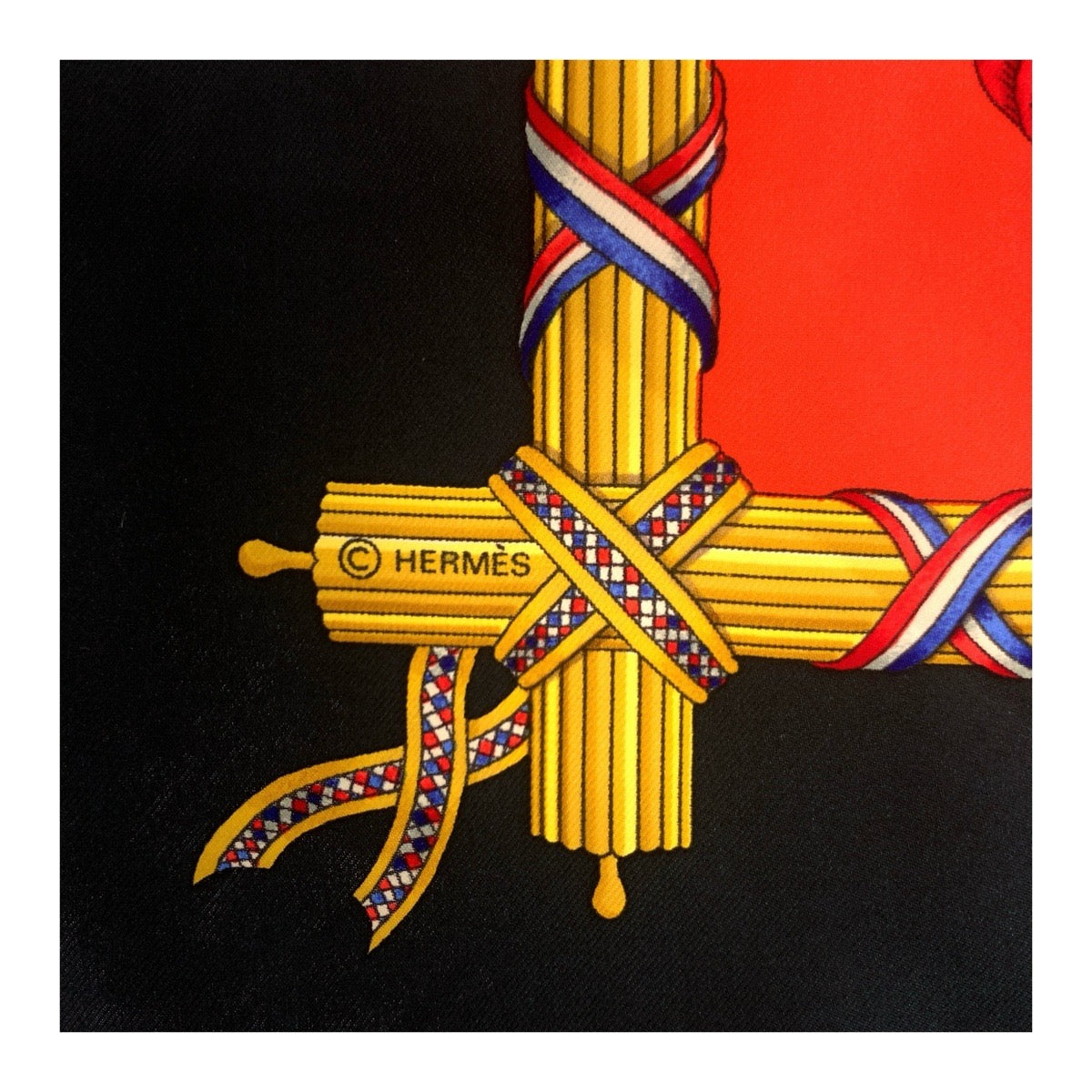 21211
HERMES エルメス カレ90 フランス革命を記念して レッド ブラック シルク スカーフ レディース A24