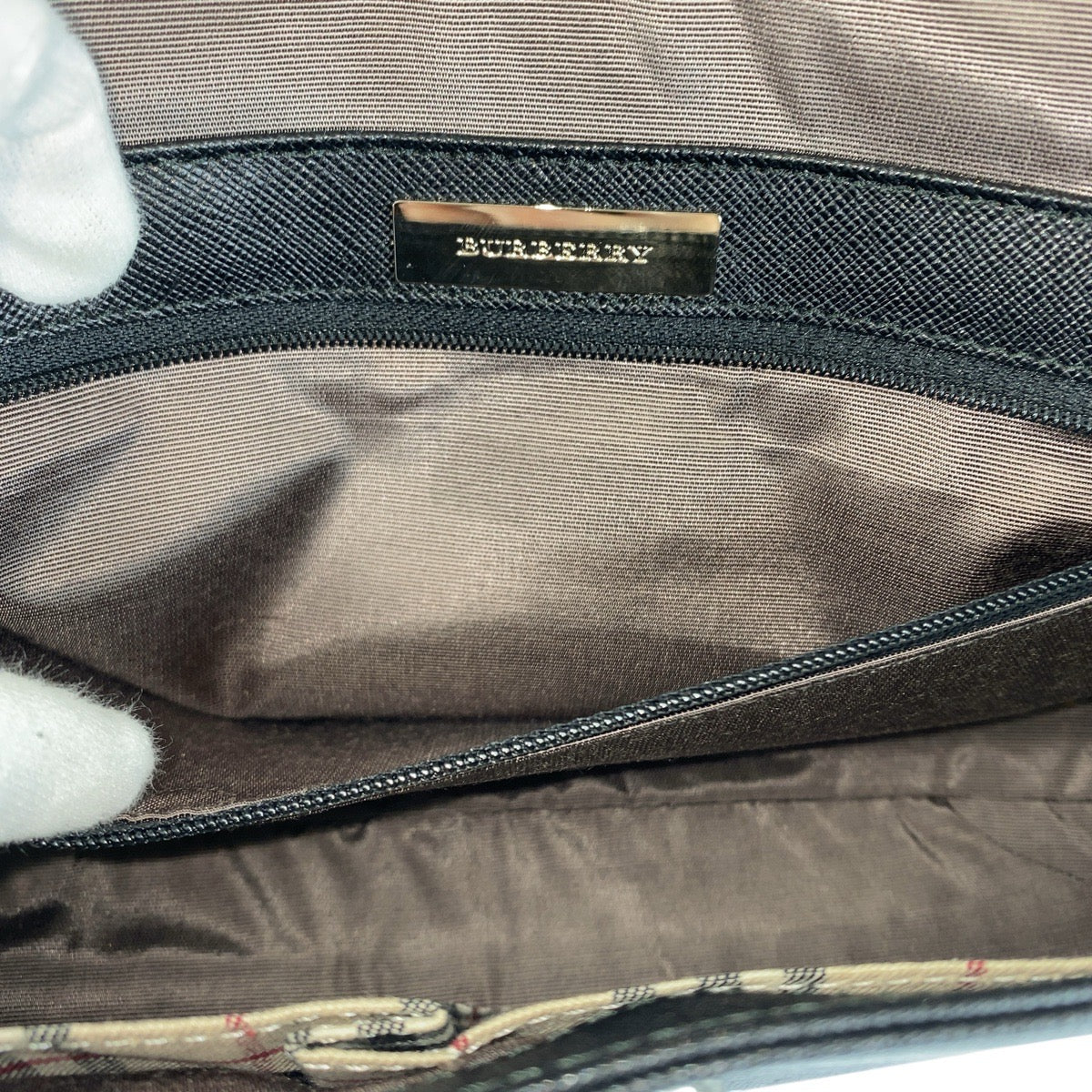 21223
BURBERRY バーバリー 中チェック柄 ブラック 黒 シルバー金具 レザー ショルダーバッグ レディース A28