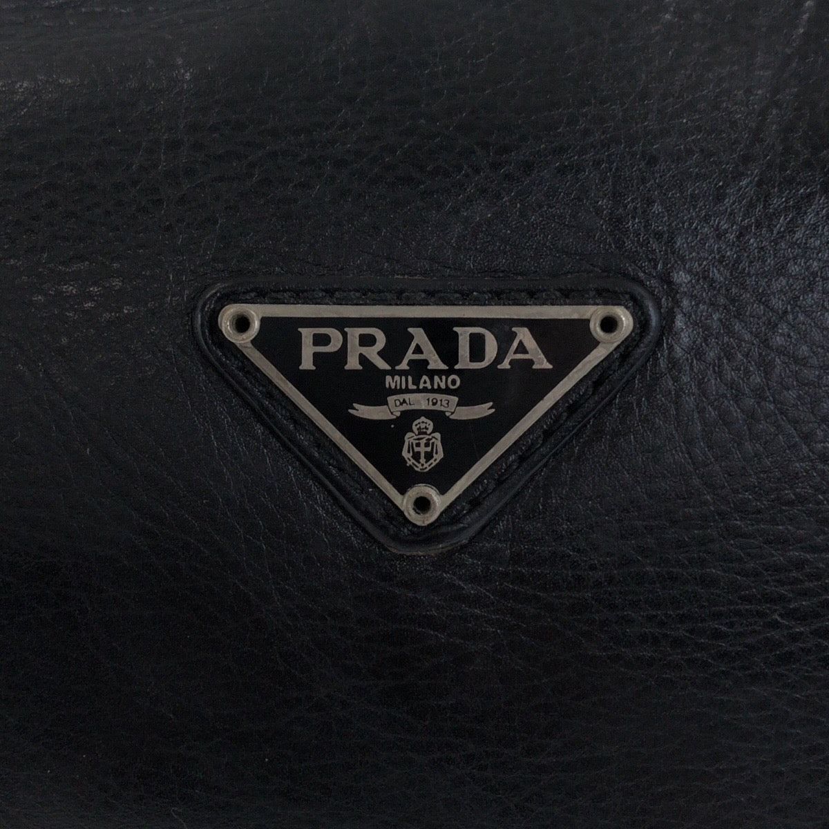 21226
PRADA プラダ 三角ロゴプレート ブラック 黒 シルバー金具 レザー ポーチ メイクポーチ 男女兼用 レディース ABP14