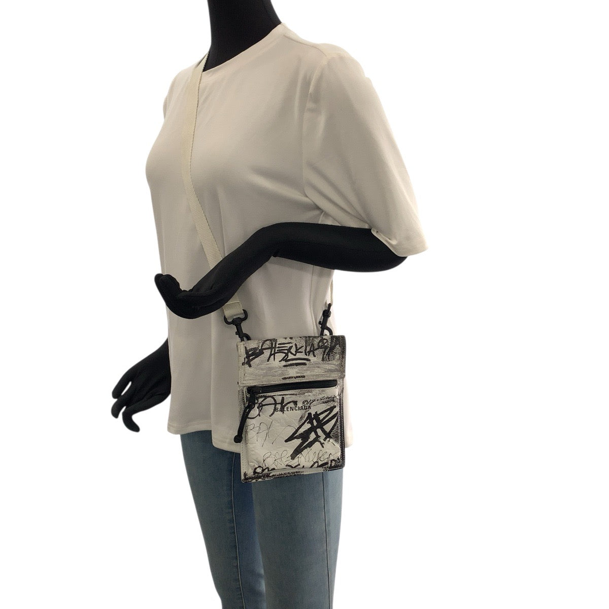 21377
BALENCIAGA バレンシアガ グラフィティ エクスプローラー ホワイト ブラック レザー 655982 ショルダーバッグ ポシェット レディース ABP45