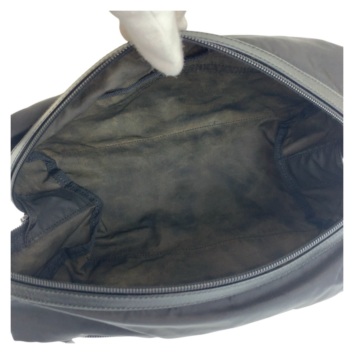 21540
PRADA プラダ テスート サフィアーノレザー 三角ロゴプレート ブラック 黒 シルバー金具 ナイロン / レザー クラッチバッグ セカンドバッグ ポーチ メンズ AB29