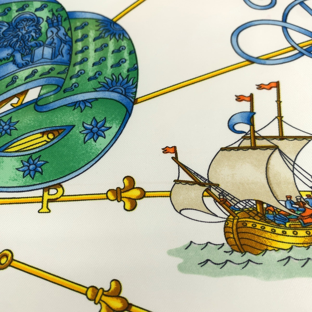 21550
HERMES エルメス カレ90 VOILES DE LUMIERE グリーン マルチカラー シルク 大判スカーフ レディース A19