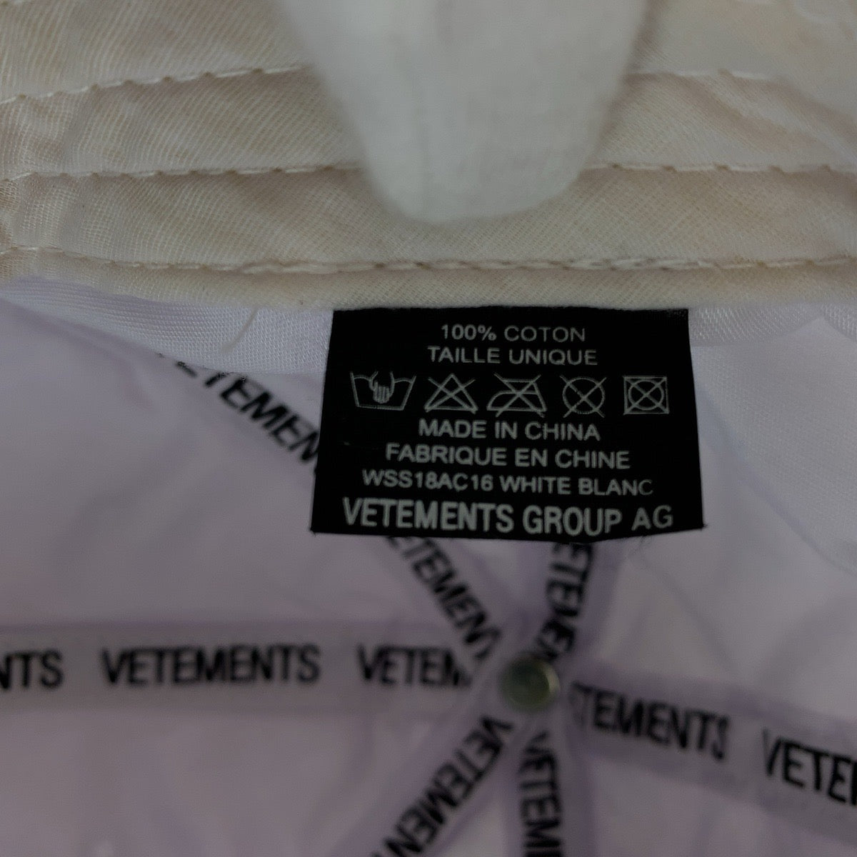 21553
VETEMENTS ヴェトモン フリーサイズ ホワイト コットン キャップ ベースボールキャップ メンズ A17